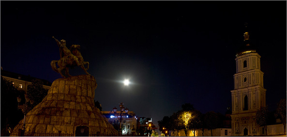 Восход Луны над Софиевской площадью в Киеве